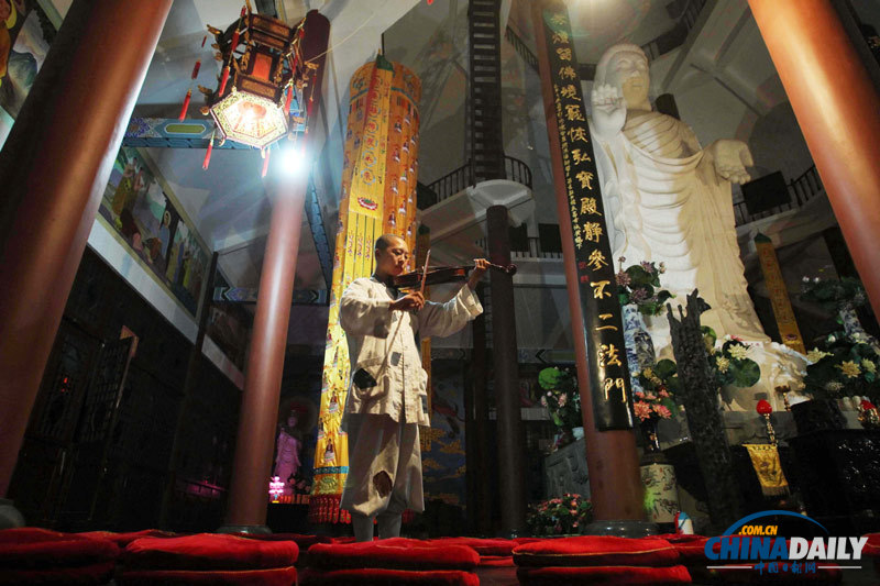 探訪湖北30多名和尚尼姑組成禪樂團