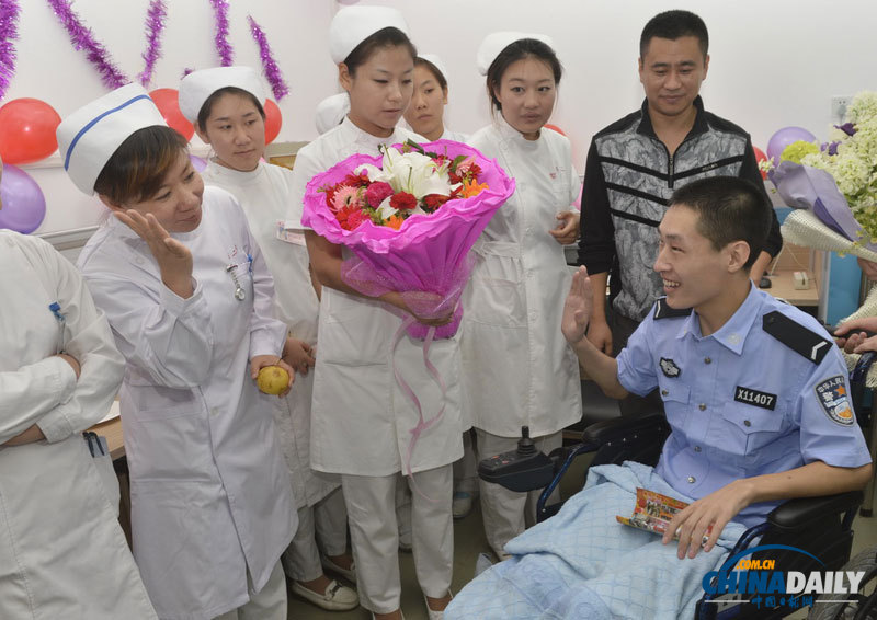 “最美學警”李博亞為護士姐姐送月餅