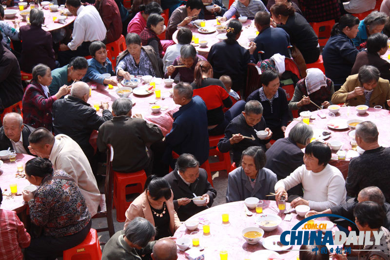 江西宜春一社區連續21年舉辦“長壽宴”話重陽