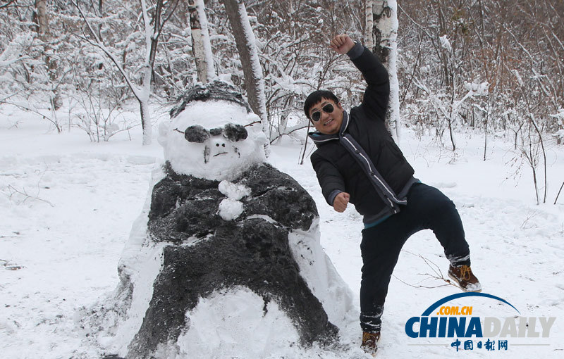 吉林長(zhǎng)春市民堆“鳥(niǎo)叔”雪人 大跳騎馬舞