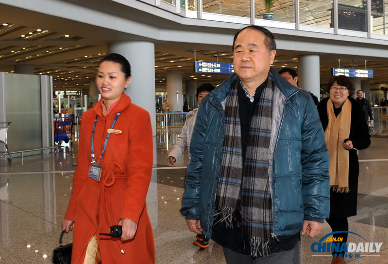 莫言現(xiàn)身北京首都機場 赴瑞典領取諾貝爾文學獎