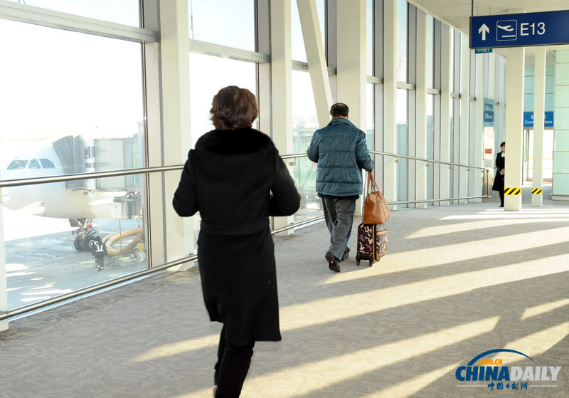 莫言現身北京首都機場 赴瑞典領取諾貝爾文學獎