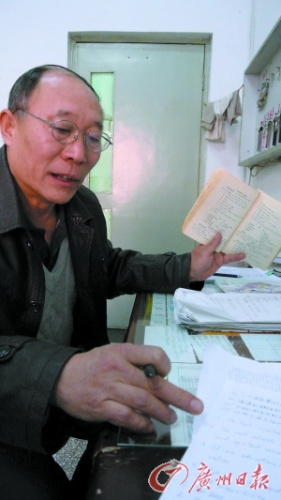 大學(xué)門(mén)衛(wèi)自學(xué)七國(guó)語(yǔ)言 每天晚上用英語(yǔ)“清樓”