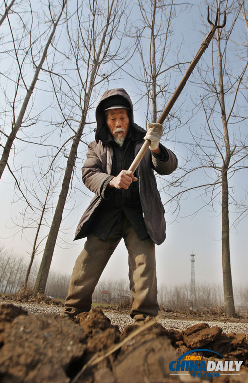 圖片故事：75歲“好人老李”義務養路16年