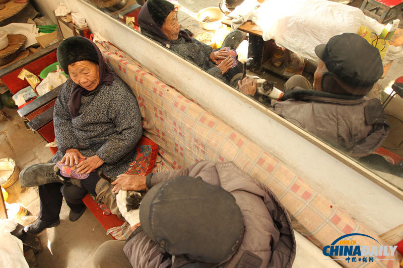 圖片故事：75歲“好人老李”義務養路16年