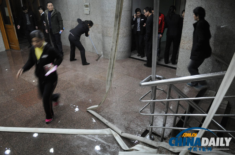 浙江杭州一百貨大樓頂層著火 事故原因調查展開