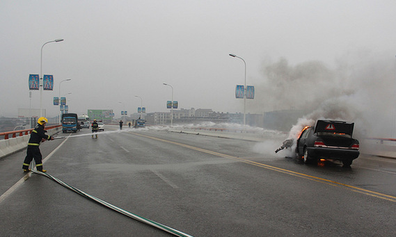 轎車洞庭湖大橋上追尾貨車起火