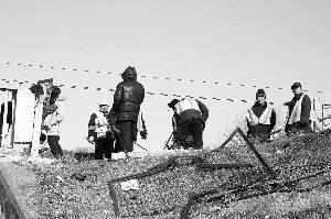 越野車撞破護(hù)欄逼停京沈動車 乘客：列車玻璃碎成網(wǎng)狀