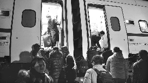 越野車撞破護(hù)欄逼停京沈動車 乘客：列車玻璃碎成網(wǎng)狀