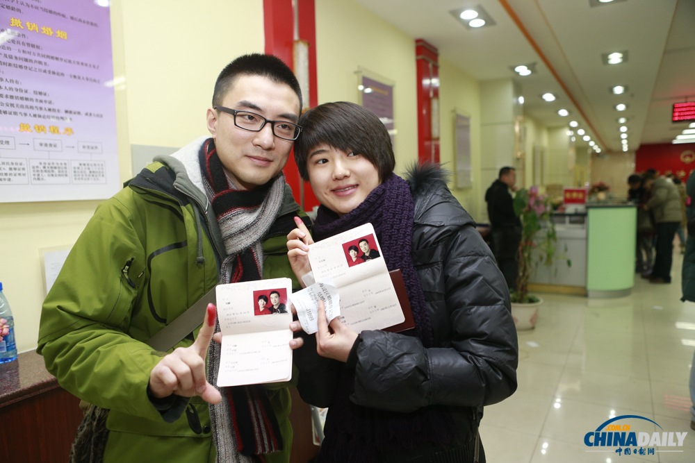 “萬(wàn)年真愛日”各地情侶扎堆結(jié)婚