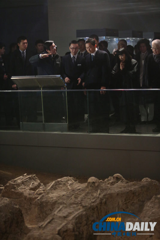 日前首相鳩山由紀夫參觀南京大屠殺紀念館