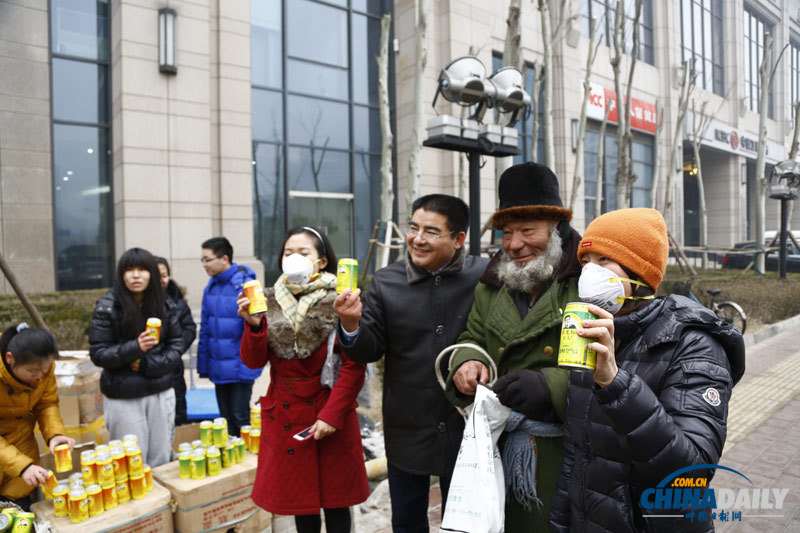 陳光標(biāo)北京金融街頭免費(fèi)派送新鮮空氣