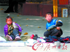 網友微博爆料兩乞兒疑遭控制 廣州多部門果斷急救