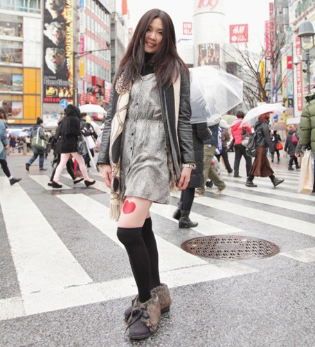 美女大腿上做廣告