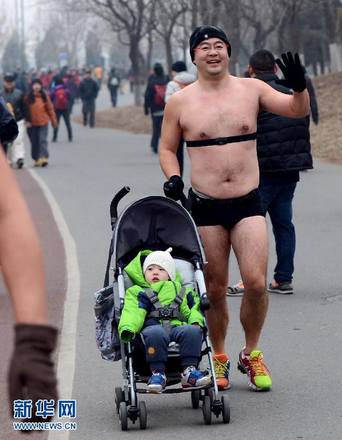 只穿內衣褲 北京又現“光豬跑”