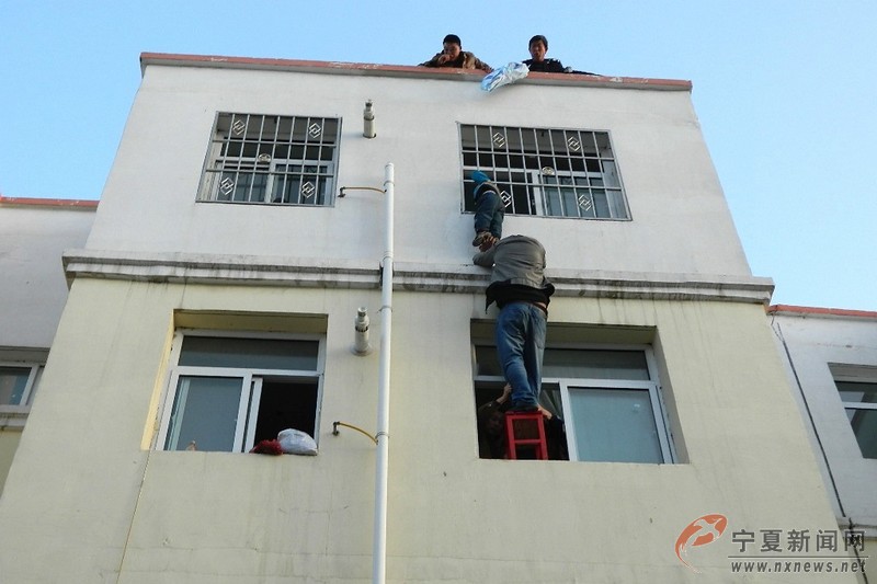 寧夏“托舉哥”40分鐘懸空堅守救被困男孩 組圖