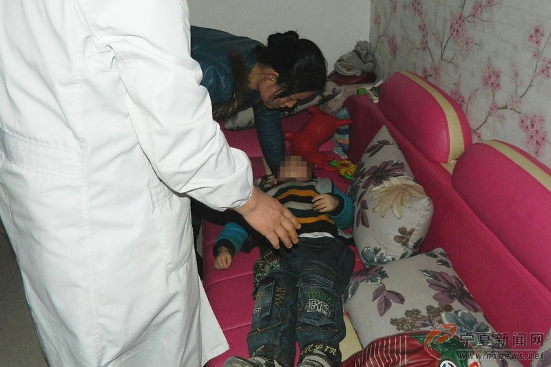 寧夏“托舉哥”40分鐘懸空堅守救被困男孩 組圖