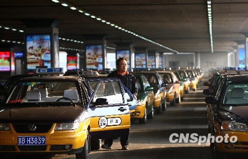 傳北京出租車價(jià)格下月上調(diào) 專家：漲價(jià)難緩打車難