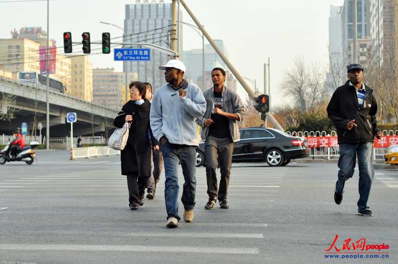 五花八門的中國(guó)式過馬路（組圖）