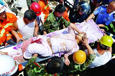 19歲小伙不顧房子搖晃 徒手刨救出母親(圖)