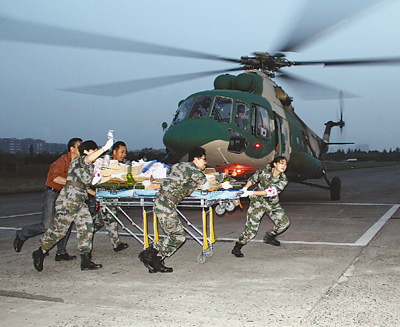 軍車(chē)墜崖戰(zhàn)士爬上公路獲救：被甩出車(chē)廂暈過(guò)去