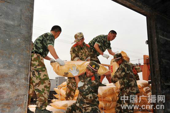 武警河北某部搶運支農物資與“時間賽跑”