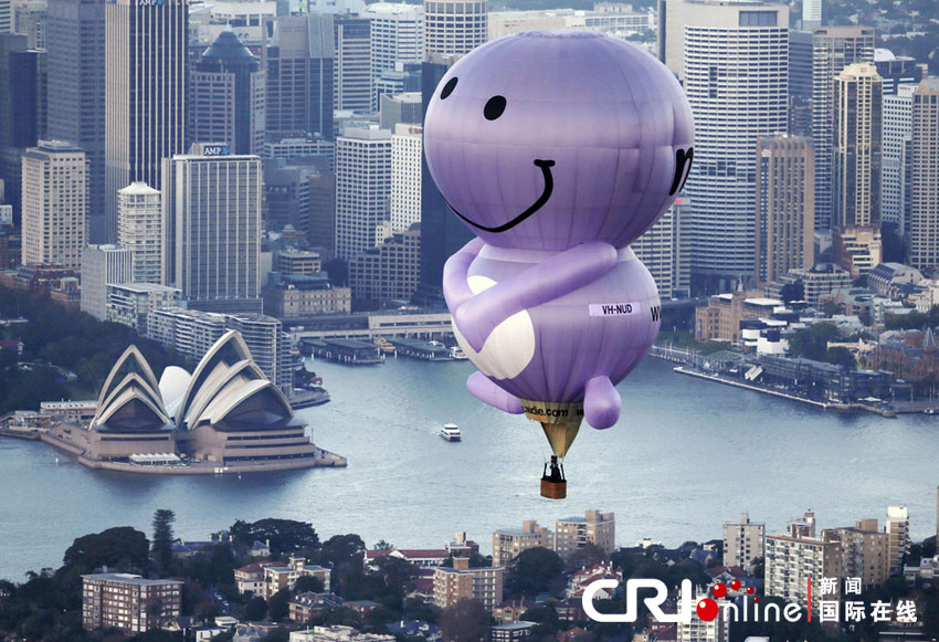 澳大利亞天空飄過“天然呆”熱氣球
