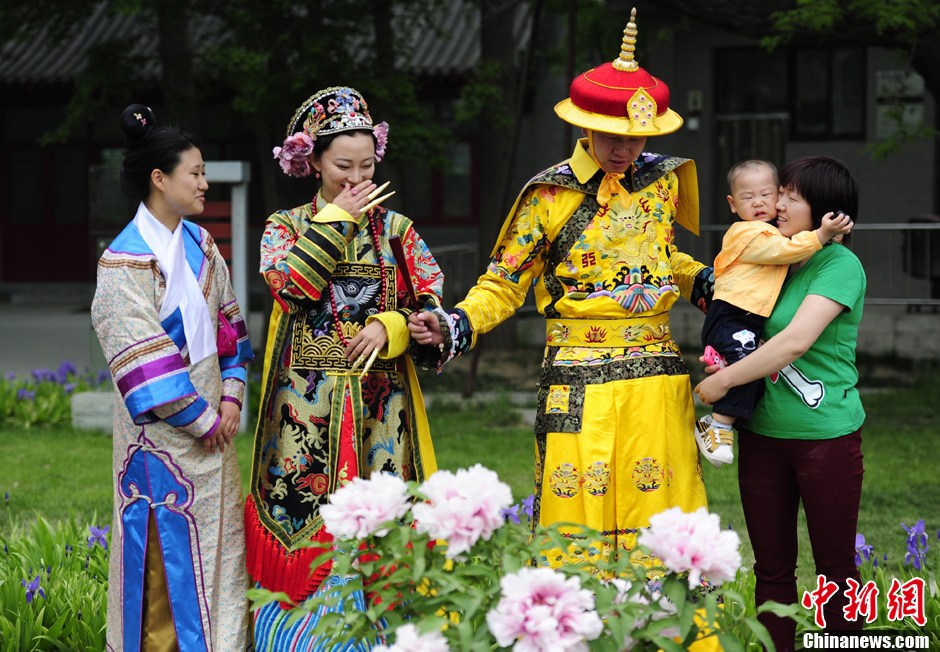 “皇上”攜“甄嬛”陪游客圓明園賞花(圖)