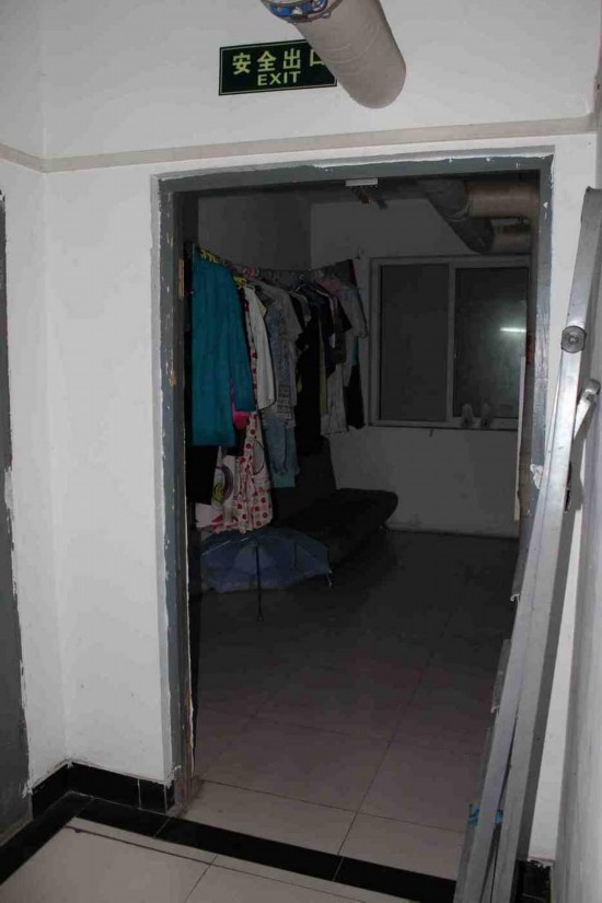 慘！北漂族地下室生活