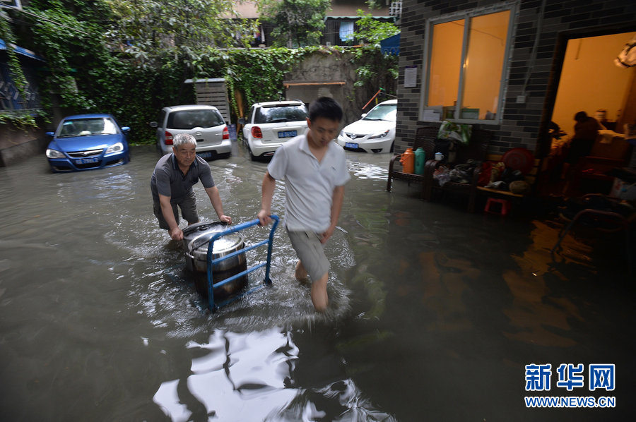 成都暴雨內(nèi)城“看海”居民困