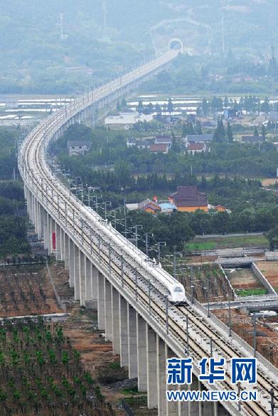 “最養眼”高鐵線路明日正式通車 人在畫中游(圖)
