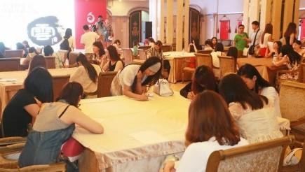 妙齡美女排隊(duì)參加富豪北京相親海選現(xiàn)場(chǎng)