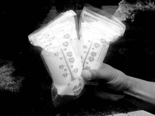 女子抱4月娃街頭賣人奶20元一袋買主多是成人