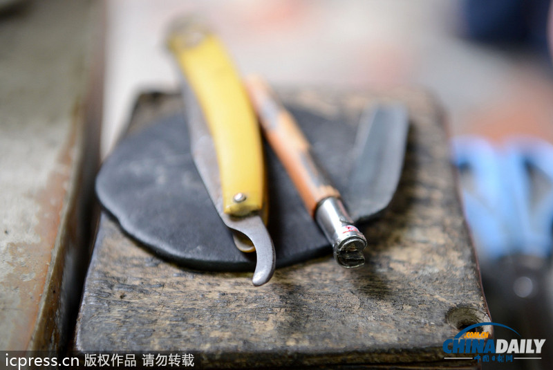 成都再現(xiàn)“刀峰洗眼” 利刀直刺眼睛