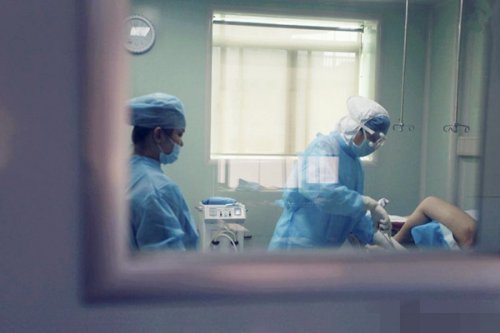 5位前男友不知誰是孩兒爸陪同人流 揭秘少女人流現(xiàn)場(chǎng)(圖)