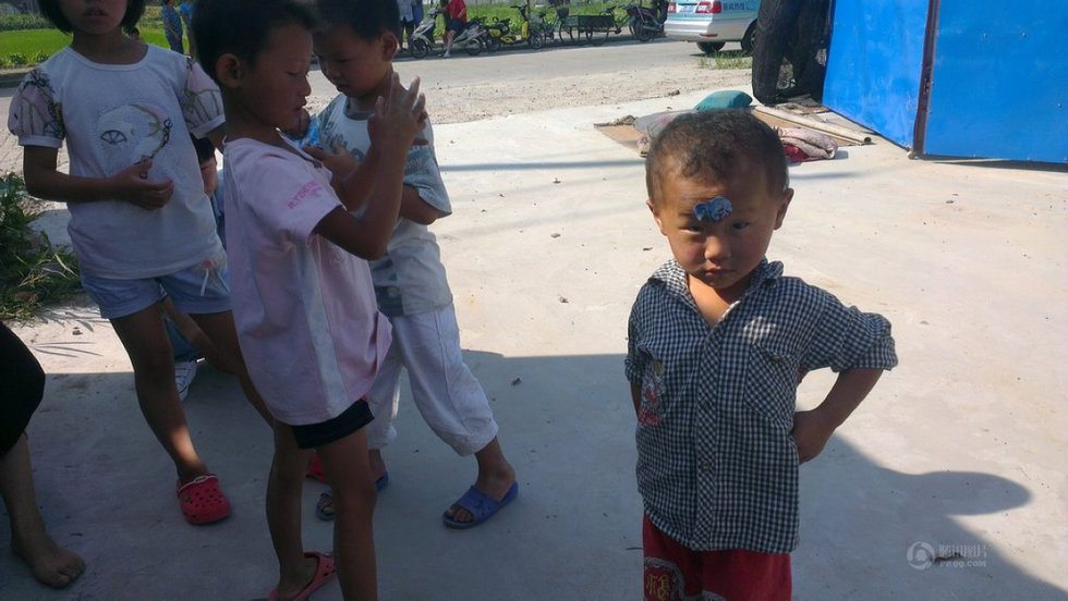 組圖：3歲雙胞胎兄弟席地而睡遭貨車碾壓哥哥死亡