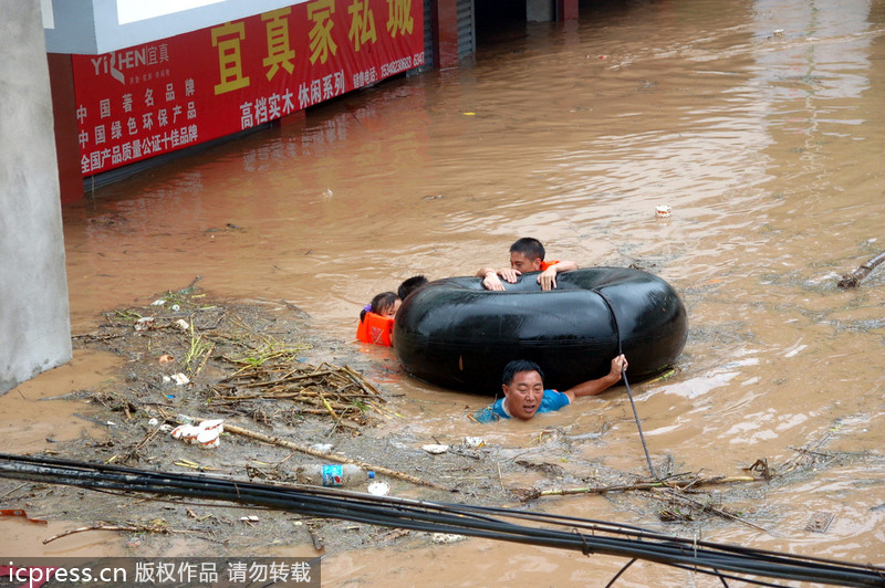 四川閬中：洪水來臨房屋被淹 汽車內胎充當“諾亞方舟”