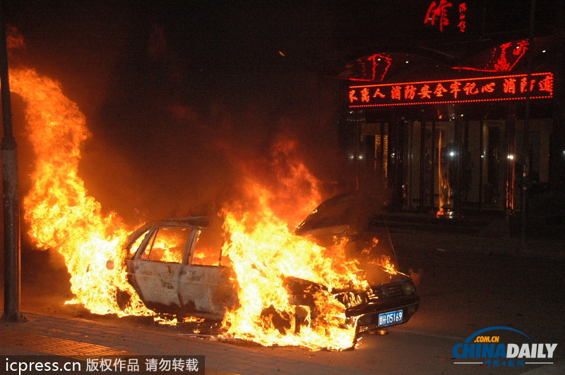甘肅武威：夜市鬧區一轎車突發“自爆”