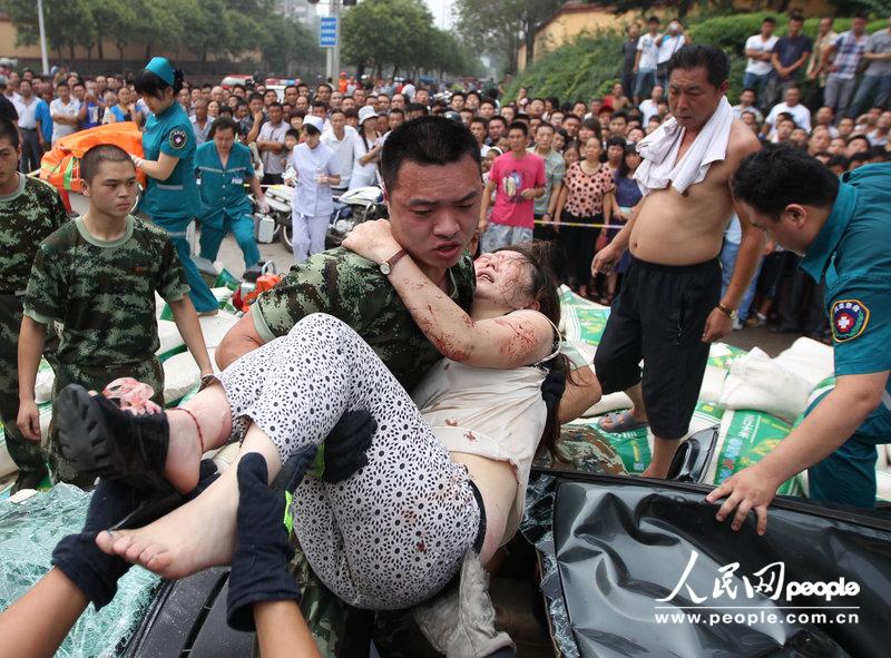 高清：河南大貨車側(cè)翻壓癟小轎車 女車主奇跡生還