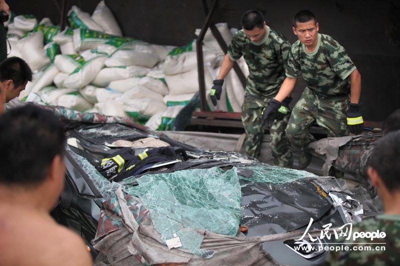 高清：河南大貨車側翻壓癟小轎車 女車主奇跡生還