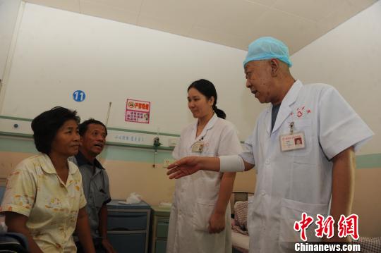 患癌軍醫扎根偏遠農村十年 當百姓“守護神”