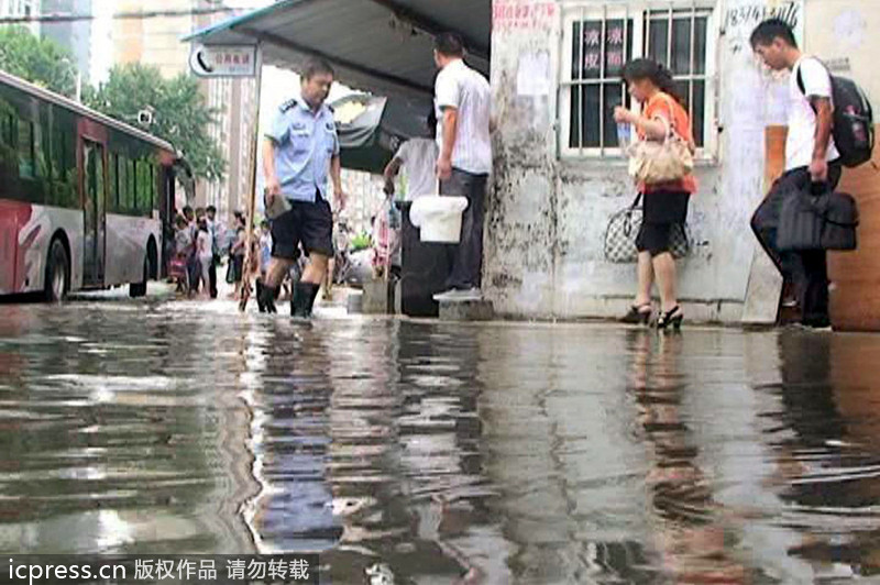 大雨襲城 南京橋北客運(yùn)站前一片汪洋