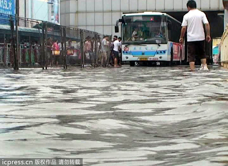 大雨襲城 南京橋北客運(yùn)站前一片汪洋