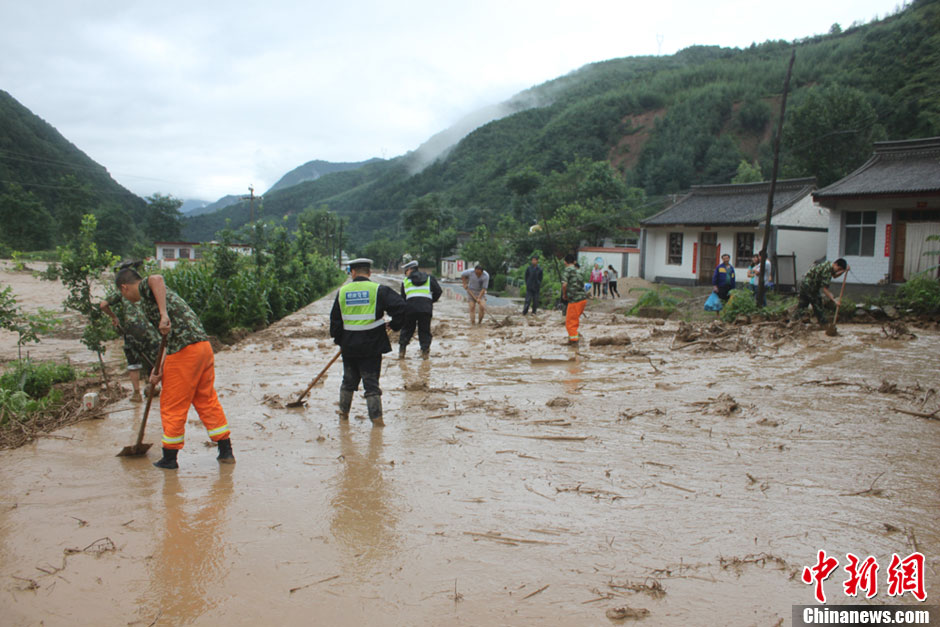 甘肅徽縣遭遇強降雨襲擊發生洪災 國道被沖毀