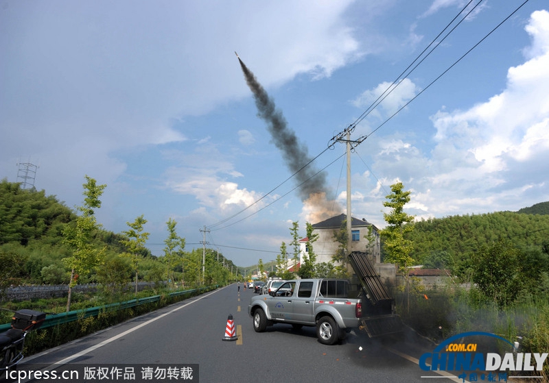 火箭彈射入空中 杭州成功實(shí)施人工增雨緩解旱情