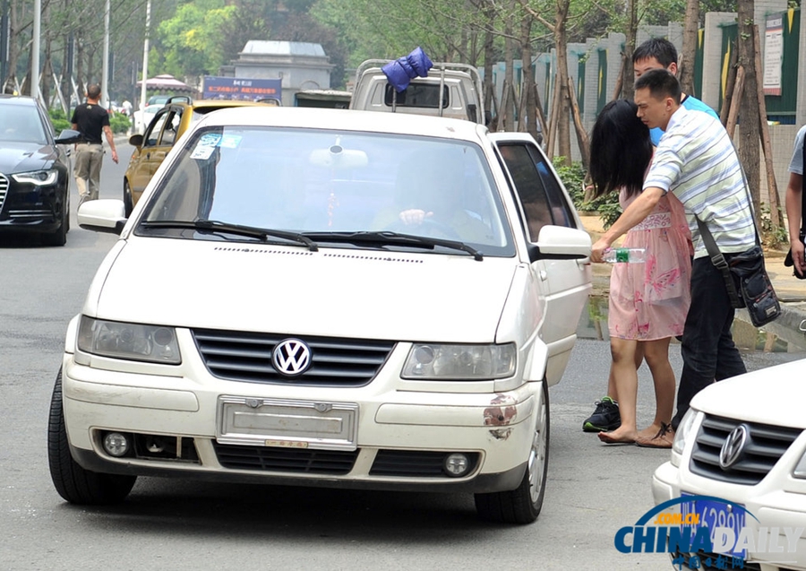 成都成華區發生警匪槍戰 2疑犯被制服1人在逃