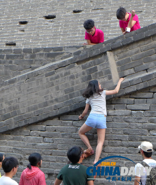 10余青年為逃票攀爬西安古城墻
