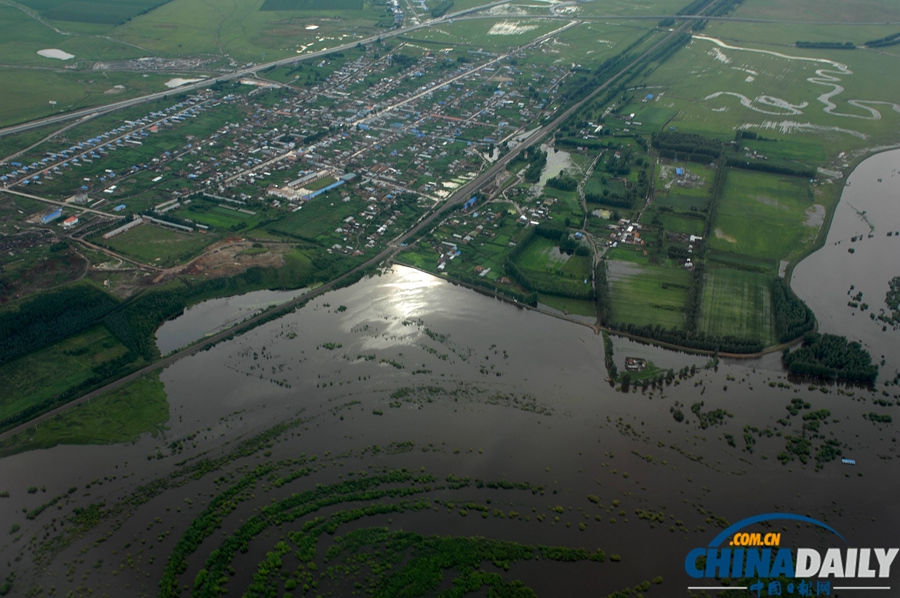 呼倫貝爾連遭暴雨襲擊 航拍草原被洪水淹沒