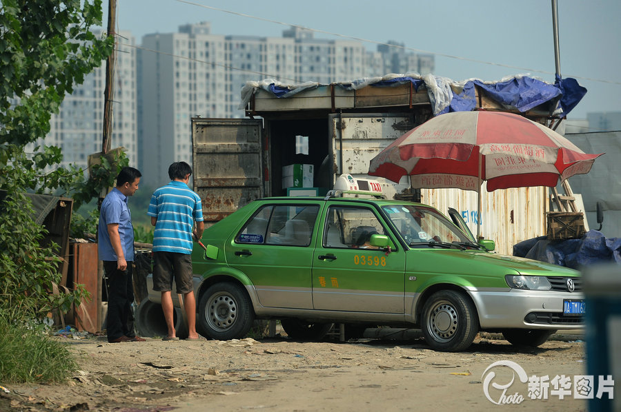 成都一商家私自為汽車灌裝甲醇 一廢棄貨車改裝成“加油站”