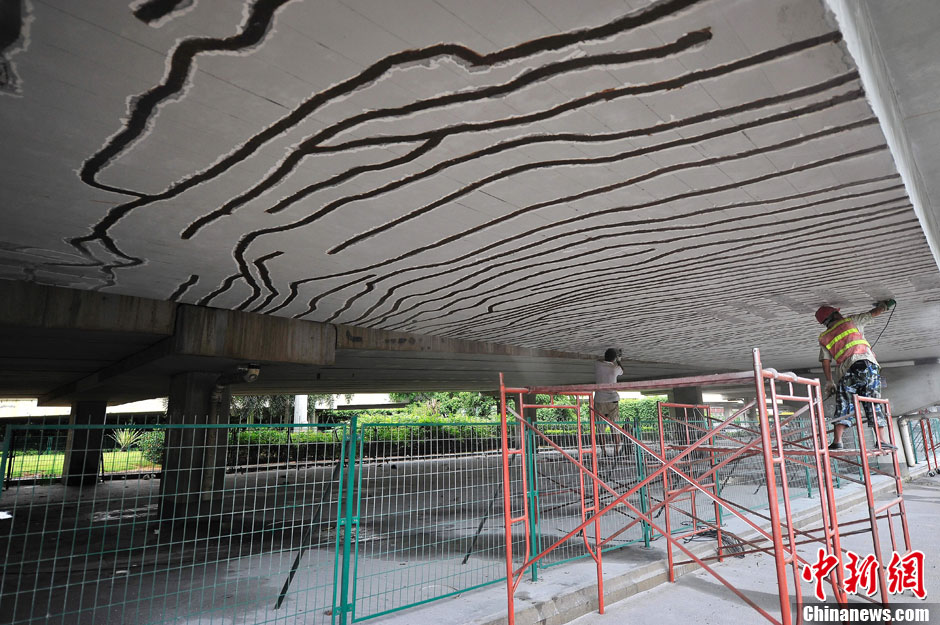 海口一引橋現(xiàn)200余條裂縫 官方回應(yīng)稱不影響通車安全[組圖]